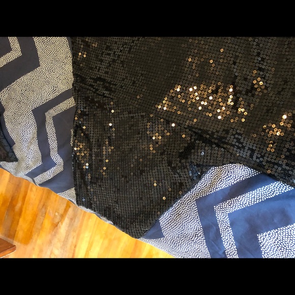 BLACK SEQUIN FLOWY TOP FLATTERING FABULOUS - Picture 10 of 11